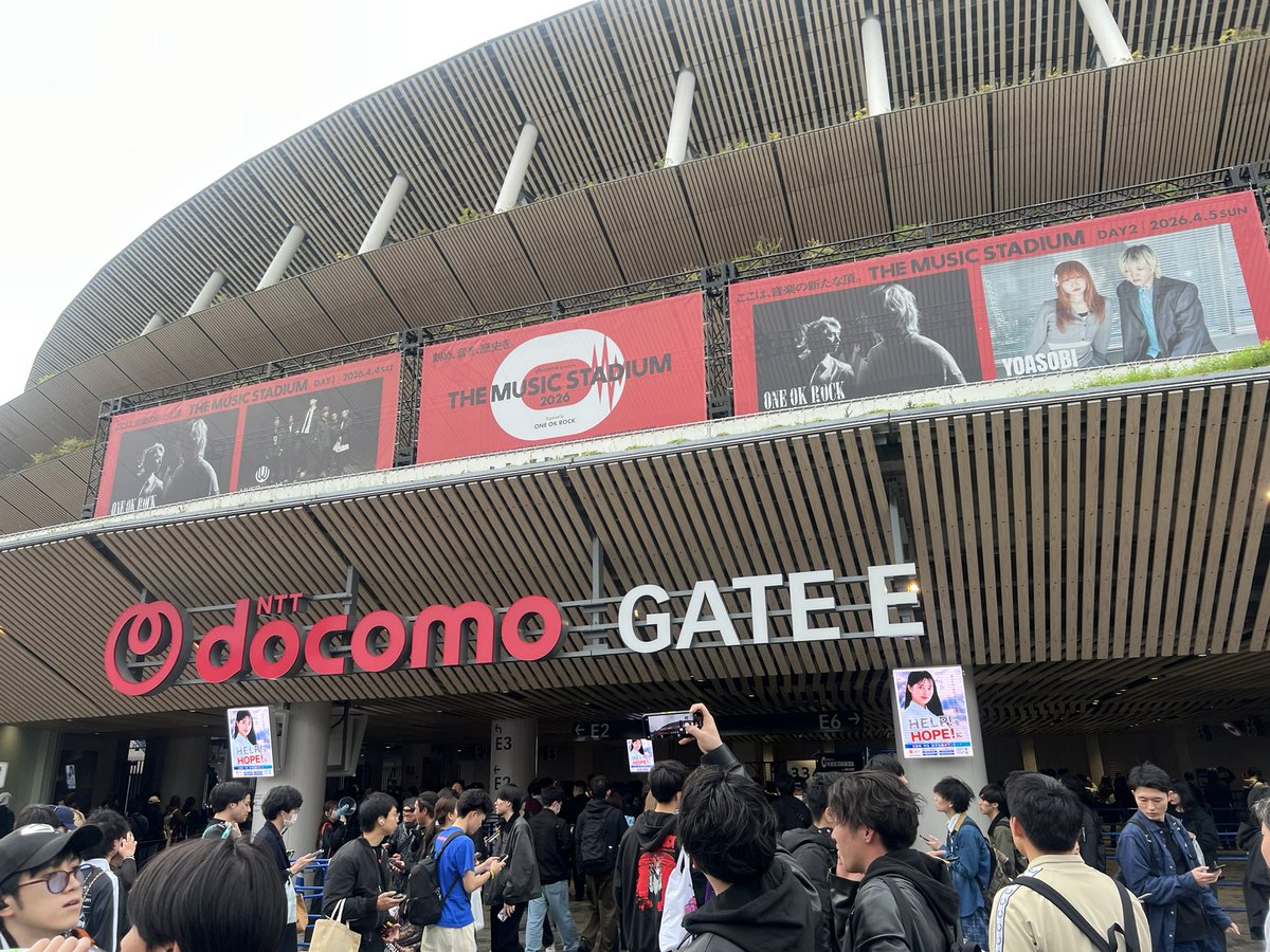 kobore1016's tweet photo. 高い場所での待ち合わせ。

国立競技場でのUVERworldとONE OK ROCKの伝説の対バン。
原点と頂点のライブに立ち会えて本当に光栄でした生きてて良かった。 https://t.co/O7kCD50EXn