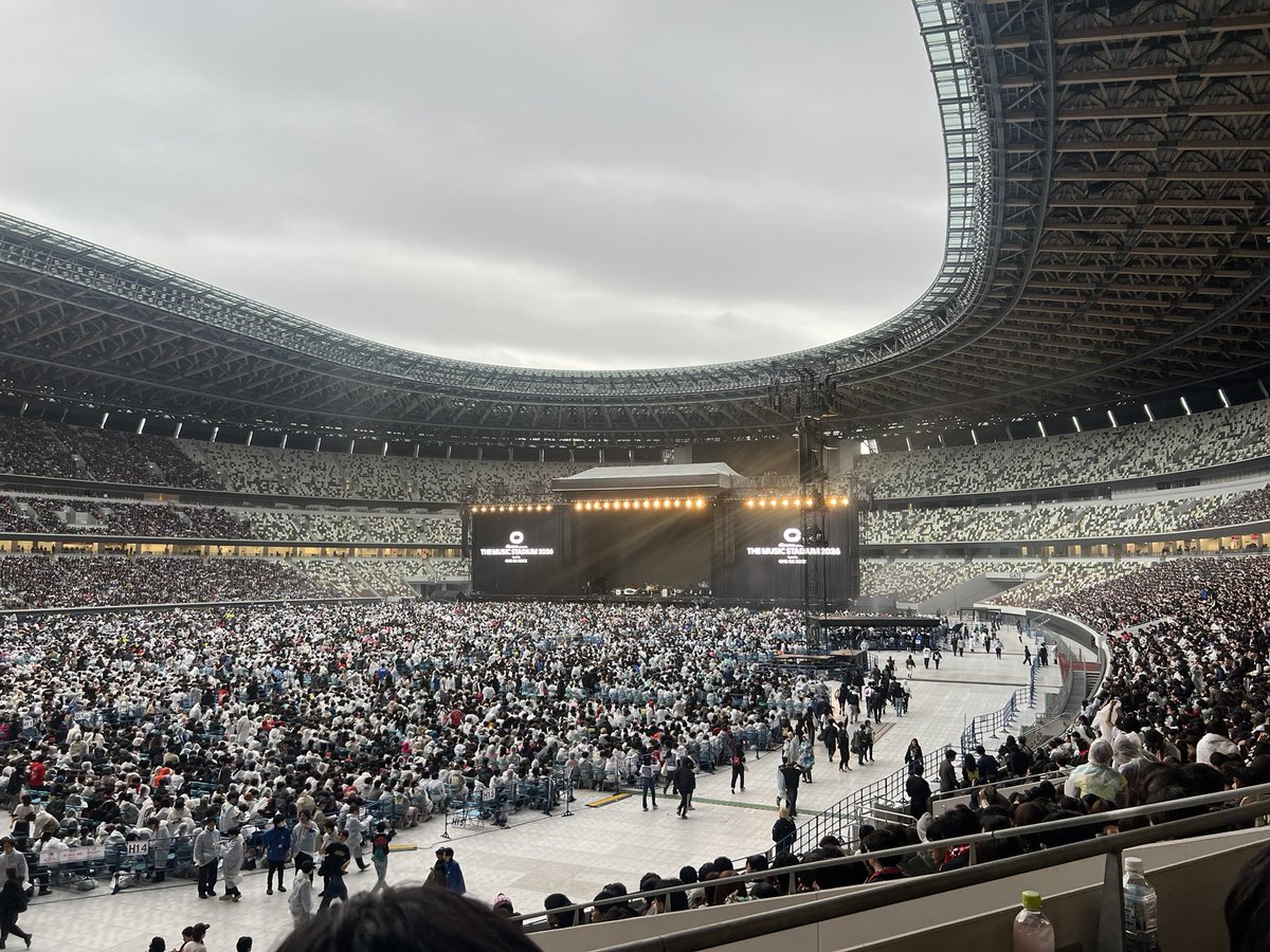 kobore1016's tweet photo. 高い場所での待ち合わせ。

国立競技場でのUVERworldとONE OK ROCKの伝説の対バン。
原点と頂点のライブに立ち会えて本当に光栄でした生きてて良かった。 https://t.co/O7kCD50EXn