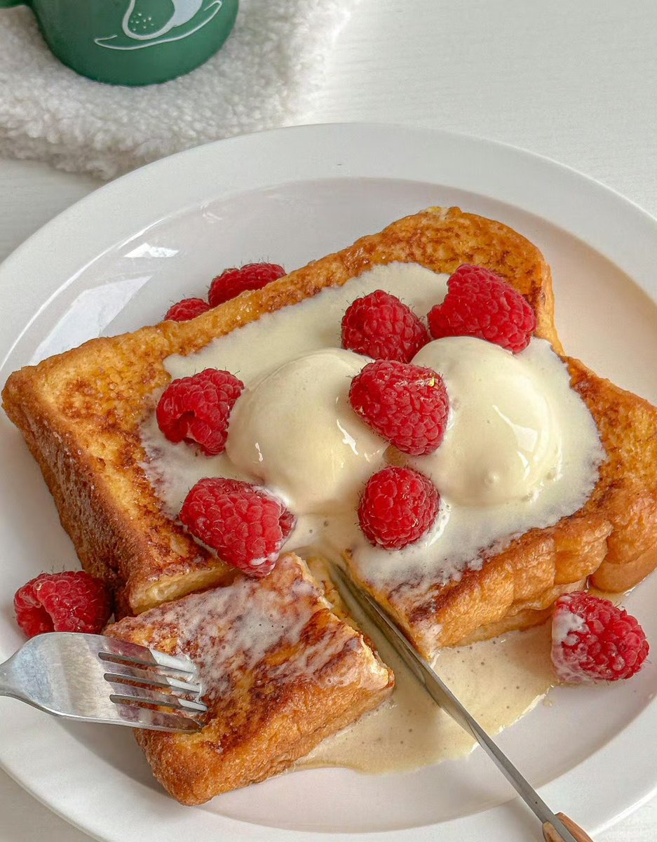 sunnypreenja's tweet photo. Sunny morning = fresh berry yogurt + crisp toast. Perfect bite of joy https://t.co/YwFb2WFDcj