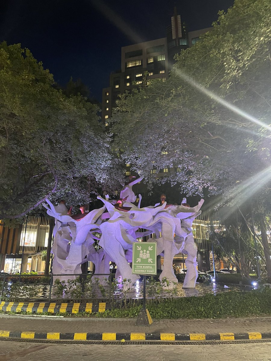 tunjungan’s night vibe truly hits different