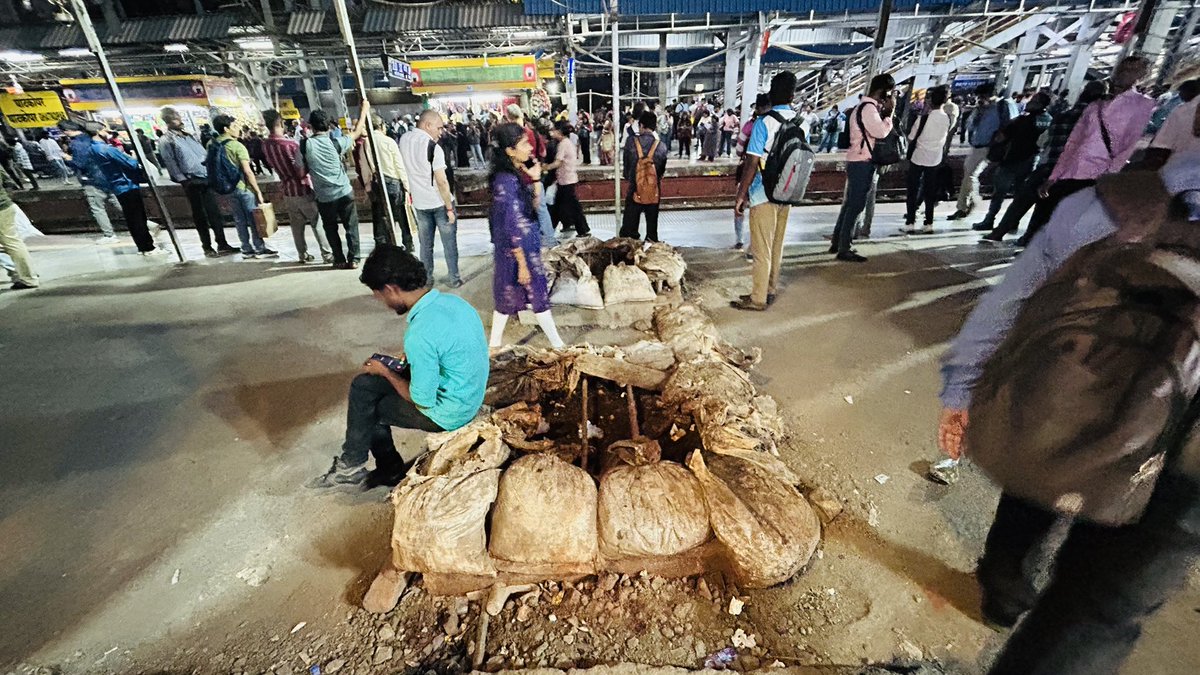 NiteshShinde95's tweet photo. This is a railway station, not a warehouse. The materials stored here are harmful to human health. Kindly arrange to remove them immediately from central railway Ghatkopar Station, Platform No. 1.”
@drmmumbaicr @RailMinIndia @Central_Railway @AshwiniVaishnaw https://t.co/dT3ZSYrfBR
