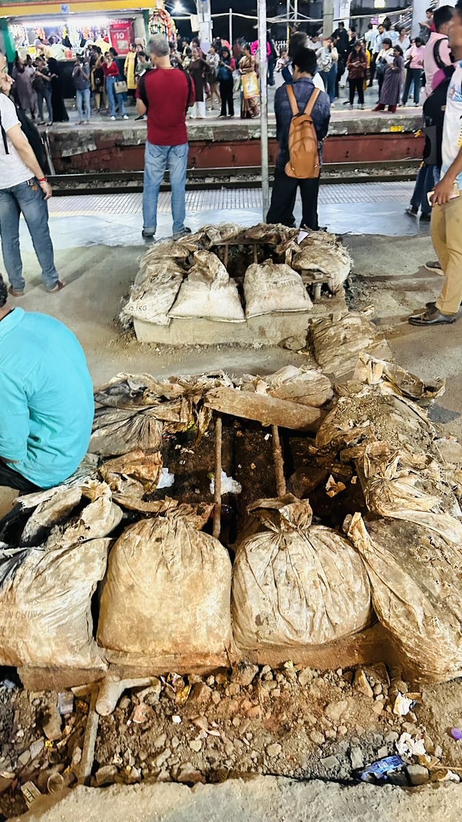NiteshShinde95's tweet photo. This is a railway station, not a warehouse. The materials stored here are harmful to human health. Kindly arrange to remove them immediately from central railway Ghatkopar Station, Platform No. 1.”
@drmmumbaicr @RailMinIndia @Central_Railway @AshwiniVaishnaw https://t.co/dT3ZSYrfBR
