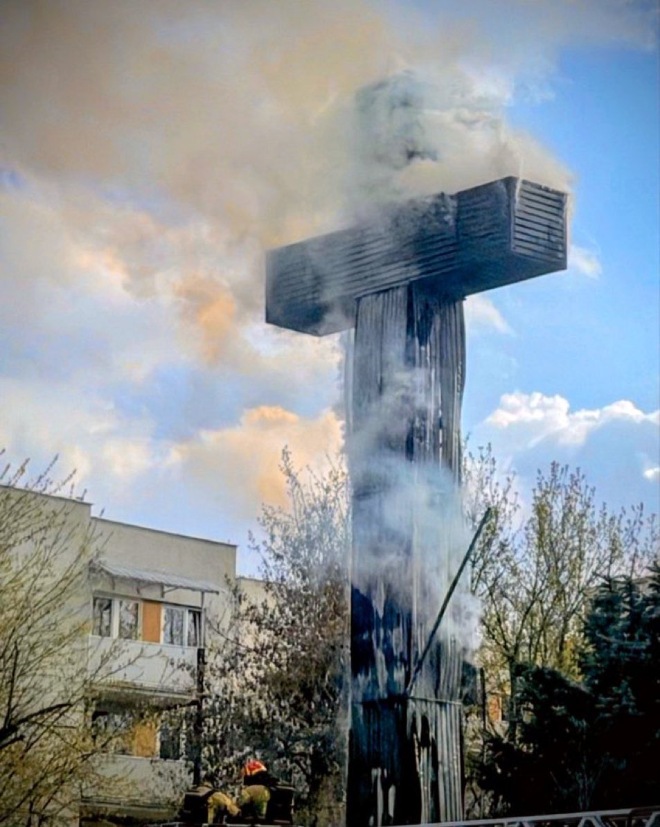 Pan Bóg próbuje dawać znaki polskim katolikom, że palenie parafiny i innych pochodnych kopalin to głupi pomysł. 

Ciekawe czy dotrze.