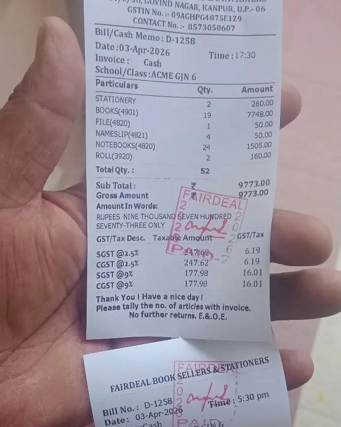 इतनी महंगी किताबें मेरे बच्चे कैसे पढेंगे 😢

कानपुर के स्कूलों में कक्षा 6 के बच्चों की कॉपी-किताबों के नाम पर खुलेआम लूट मची हुई है। 

     अभिभावकों से ₹9,700 से ज्यादा वसूले जा रहे हैं। स्कूल सिर्फ अपनी तय दुकानों से ही सामान खरीदने को मजबूर कर रहे हैं बाहर से लाई चीजें नहीं