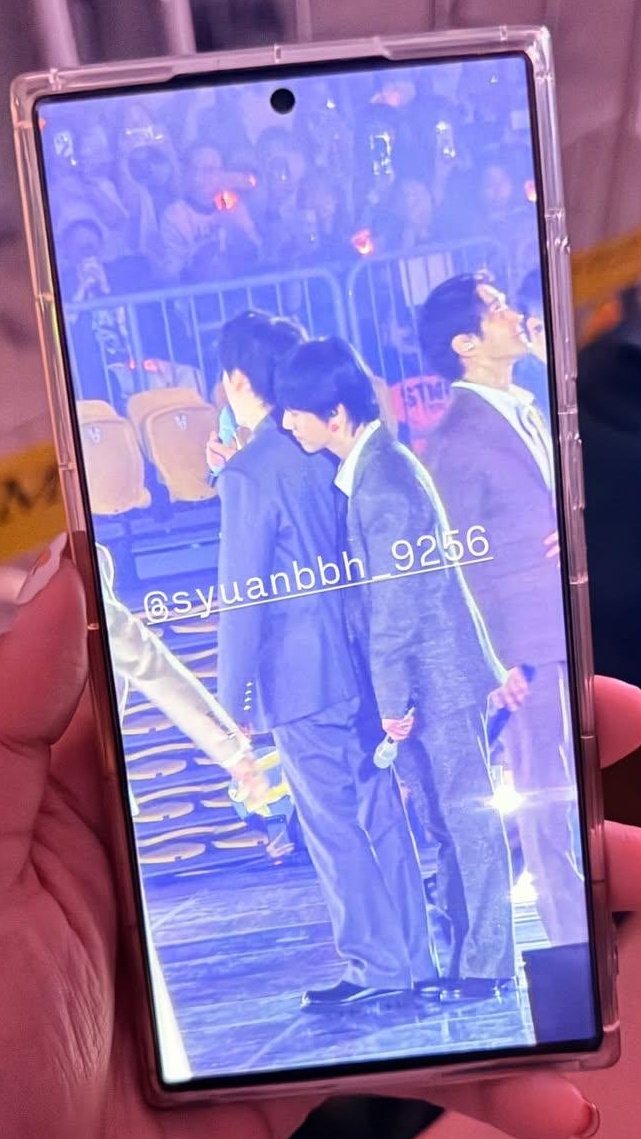yekyu_content's tweet photo. Hope op shares full pic with us 🥹

#YeKyu #KyuSung #Yesung #Kyuhyun https://t.co/EfFn4PnG1U