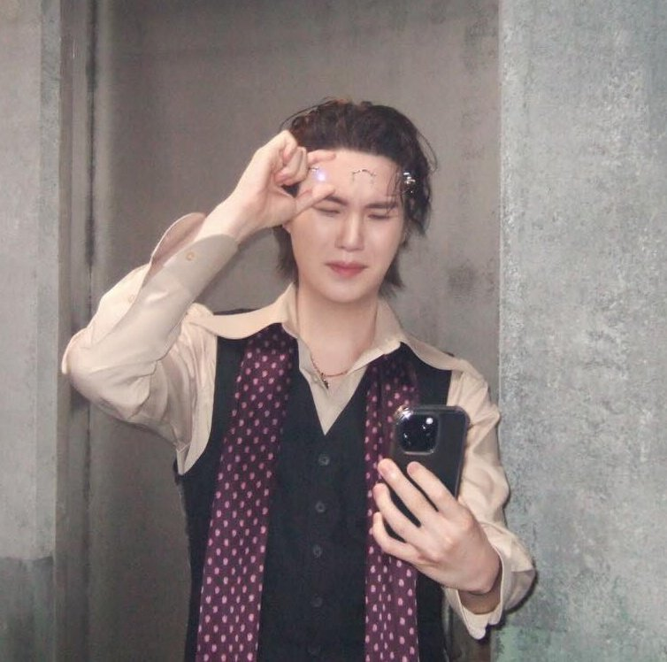 namgi kiss on stage at bts world tour tweet media