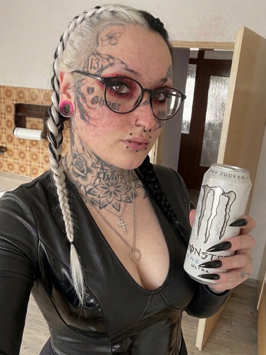 FindomMonsterSophie955 tweet media