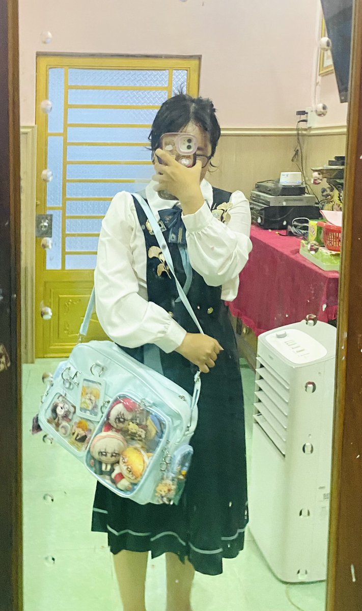 NamiashakiC's tweet photo. Pic 1: all my purchases + gifts from friends π The rest: getting ready before heading to the fes
Had such a great time meeting old friends, everyone was so sweet π€²π#colorfiesta16 https://t.co/JY8sUiEQpA