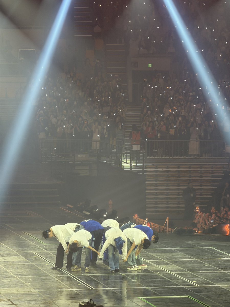 everywherehyuk's tweet photo. 어제는 어딜봐야할지 우왕좌왕이었는디 오늘은 조금 적응되었다 그냥 전광판을 열심히 보면 됨
번더플로부터 너라고, 오페라 특히 헤메코 그대로 공식영상으로 남겨줬으면 좋겠다ㅠ

생일 직접 축하해줄 수있어 나도 행복했어 
혁재야 생일축하하구 혁재도 어머니도 모두 건강하길 기도할게
#SS10앙콘 https://t.co/qIHrHnRea0