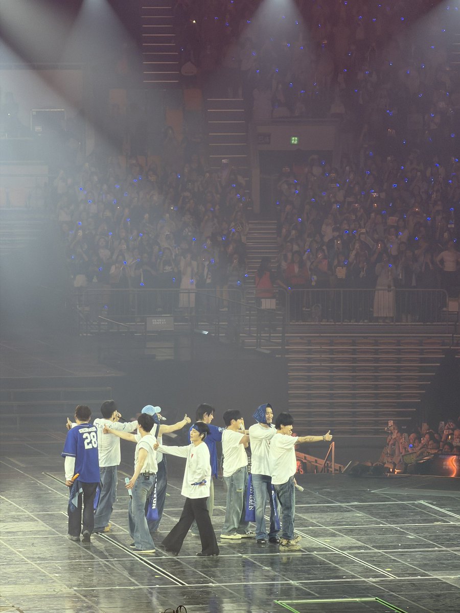 everywherehyuk's tweet photo. 어제는 어딜봐야할지 우왕좌왕이었는디 오늘은 조금 적응되었다 그냥 전광판을 열심히 보면 됨
번더플로부터 너라고, 오페라 특히 헤메코 그대로 공식영상으로 남겨줬으면 좋겠다ㅠ

생일 직접 축하해줄 수있어 나도 행복했어 
혁재야 생일축하하구 혁재도 어머니도 모두 건강하길 기도할게
#SS10앙콘 https://t.co/qIHrHnRea0
