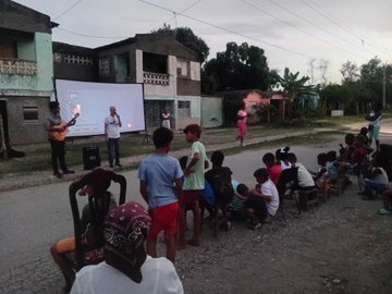 VallinaA13897's tweet photo. El cine móvil en la Comunidad Ho Chi Min como parte de las actividades en saludo al Aniversario de la OPJM y la UJC. En la actividad se presento el joven trovador de la AHS Javier Zaldívar y se proyectó el filme cubano Habanastation. #cineguantanamo #CineMovil #VamosAlCine https://t.co/OfOUIG7lBd