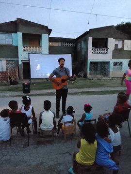 VallinaA13897's tweet photo. El cine móvil en la Comunidad Ho Chi Min como parte de las actividades en saludo al Aniversario de la OPJM y la UJC. En la actividad se presento el joven trovador de la AHS Javier Zaldívar y se proyectó el filme cubano Habanastation. #cineguantanamo #CineMovil #VamosAlCine https://t.co/OfOUIG7lBd