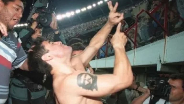 O77Ocrypto's tweet photo. @SassoMonumental Imaginate ser hincha de un club al que le hace esto y dice que se le cayó la bombacha y vos subiendo fotos de él después. El que lo hace no es hincha de River. https://t.co/R1ZCrwG63c