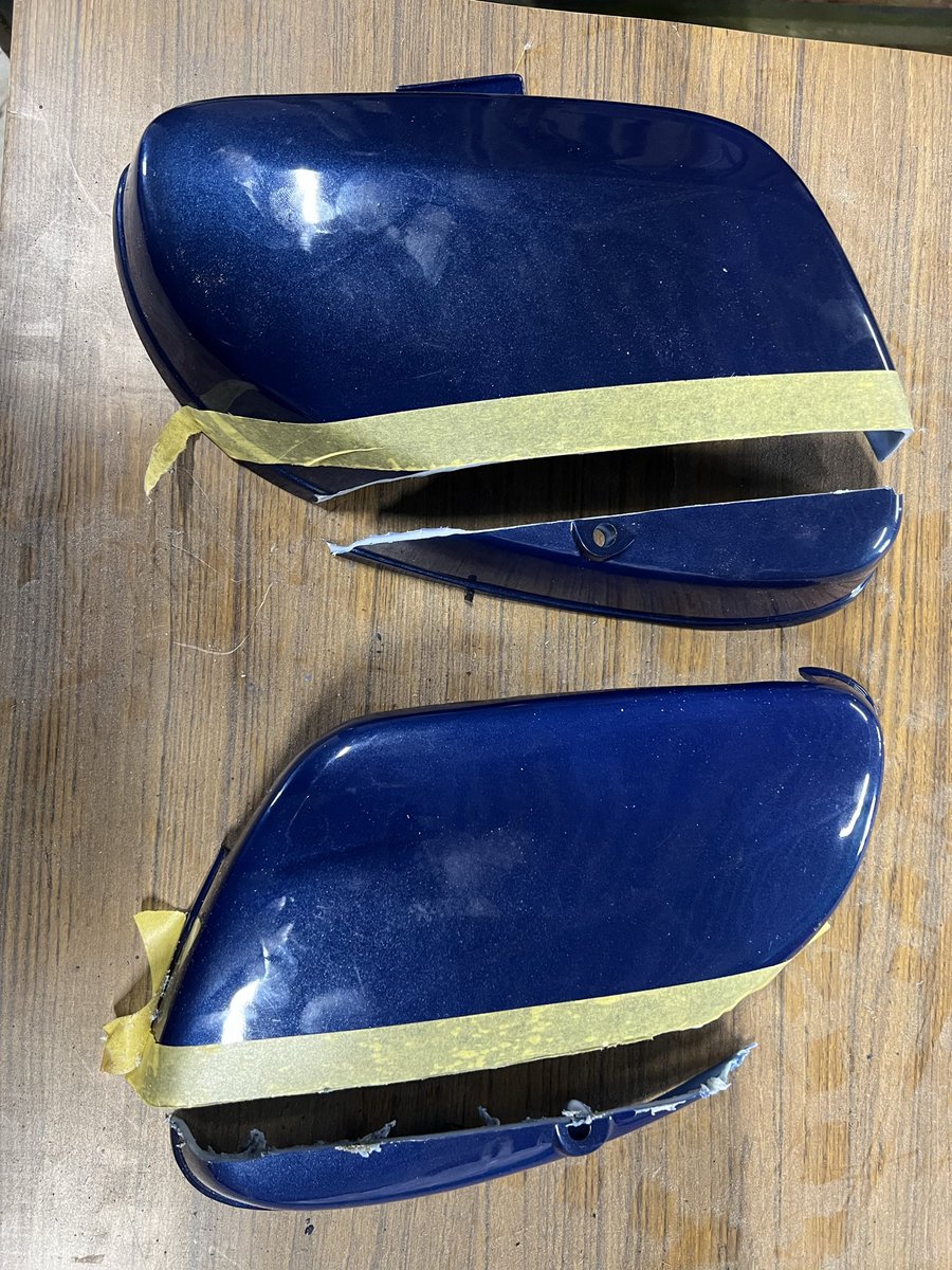 itone12345's tweet photo. 今日やった事！
スイングアームが若干長いので自作する事にしてついでにサスの位置を大幅に変更しよう！😊
とりあえずこんな感じにしたいなぁと当たりそうなサイドカバーカット！
百均から買ってきたプラの箱で穴塞いで溶着するます！ https://t.co/oV5gmhgmup