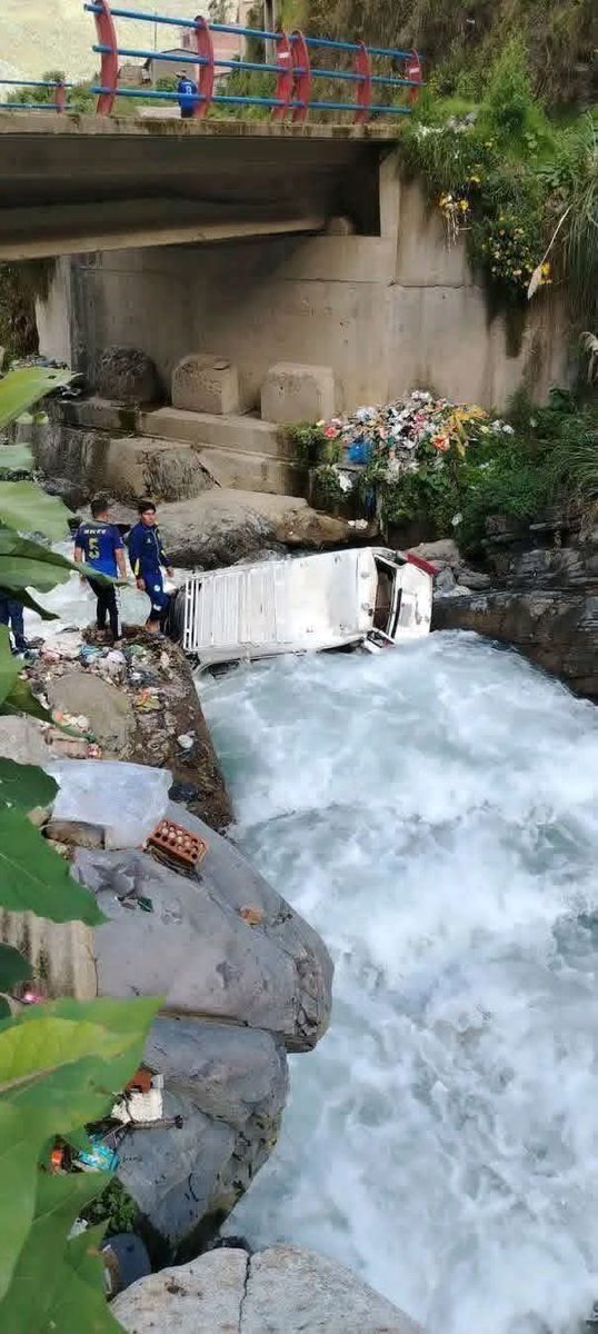 reddtvoficial's tweet photo. Minibús c4yó en un río en La Paz y testigos señalan que un bebé fue arr4strad0 por las aguas
El pasado viernes 3 de abril, un acc1d3nte de tránsito se registró en el sector del puente #Chamaquiri, en el municipio de #Quime en #LaPaz. Un minibús c4yó al río y producto del hecho un bebé de dos meses fue llevado por la corriente, según testigos.
Según el reporte preliminar, al menos cuatro personas se transportaban en el minibús que cayó al río a la altura del puente Chamiquiri.
Según testimonios recogidos por radio Quime, la madre del bebé salió junto a su hijo del minibús que quedó en el río; sin embargo, la fuerza de las aguas arrebató al pequeño de sus brazos.
En una transmisión de la radio, testigos relataron a un policía, que llegó a tomar los primeros datos, que la mujer no se encontraba en el lugar porque fue en búsqueda de su bebé.