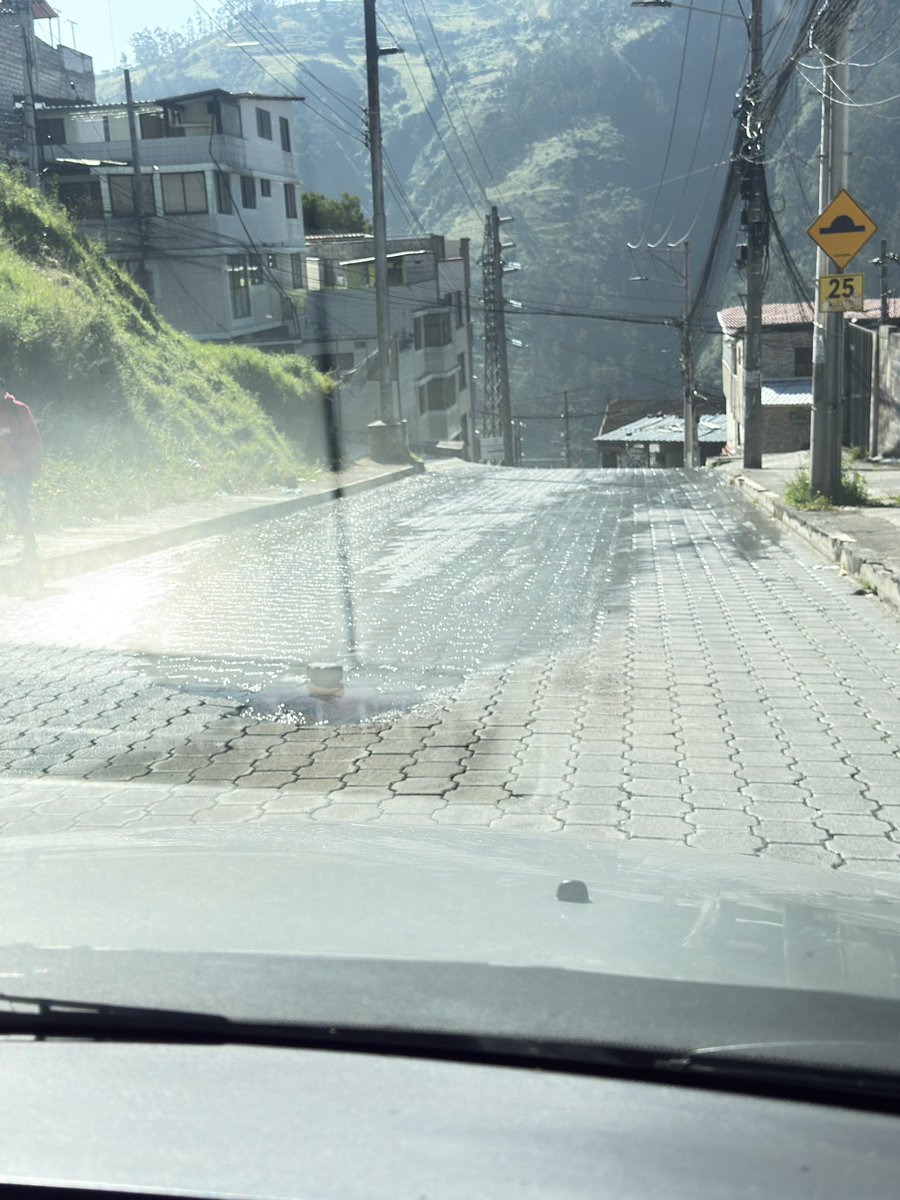 TefaAndreita's tweet photo. @MunicipioQuito @aguadequito Atiendan esta emergencia desde el jueves se está yendo el agua a montones, en el barrio la nueva floresta calles Hernán Dávila por favor que el agua se está yendo a chorros https://t.co/DHHdt9eguJ