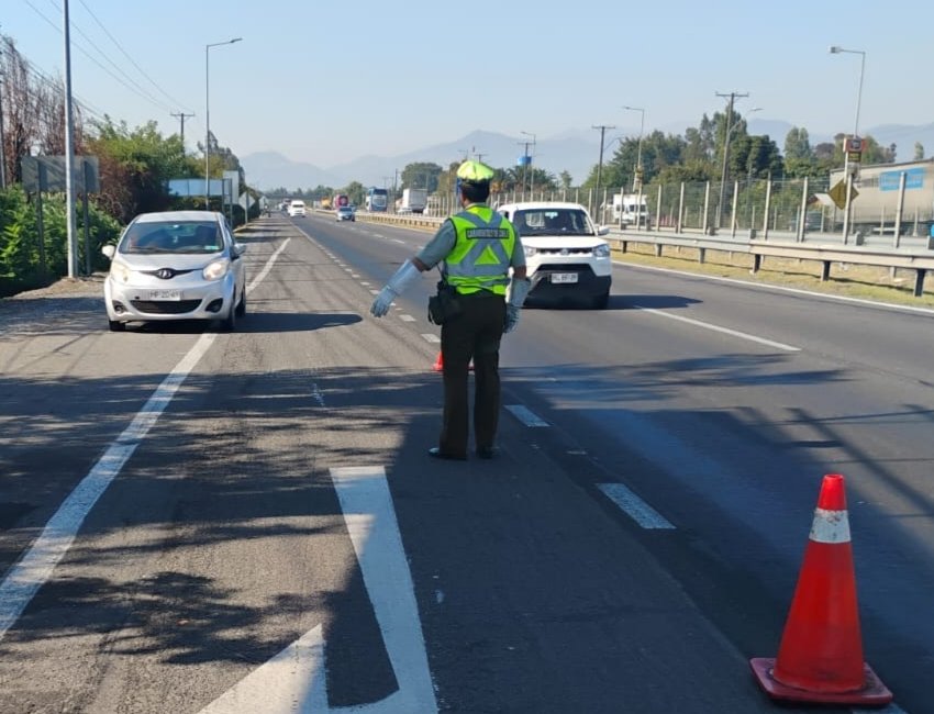 carab_ohiggins's tweet image. Seguimos desplegados en todas las rutas de la Región, con presencia activa y fiscalizando para evitar que se produzcan accidentes viales. @Carab_ohiggins Retén Angostura de #SanFernando, se encuentra en la Ruta 5- Sur y Ruta I90H realizando controles vehiculares preventivos.