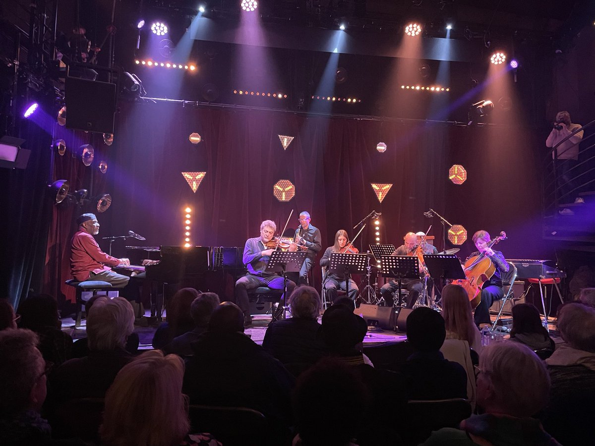 RFI_EPOPEE's tweet photo. Hier, l’illustre pianiste et chef d’orchestre, Ray Lema, célébrait brillamment son 80eme anniversaire en compagnie de l’ensemble Partage. La musique classique, le jazz, la rumba congolaise, la salsa, toutes les couleurs de son univers sonore scintillaient 🎧 (📸 : Joe Farmer/RFI) https://t.co/bh5fAhf2Al