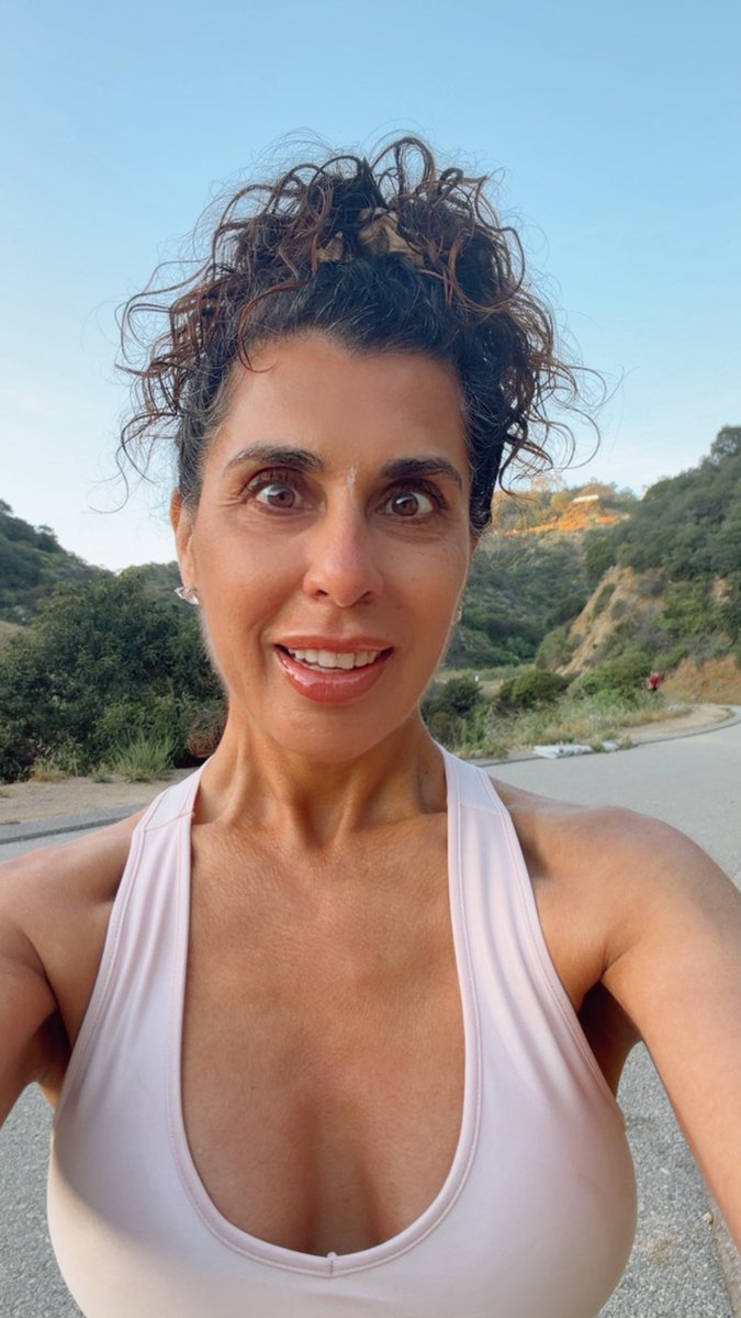 DrMarthaGulati's tweet image. Chasing the sunrise is my favorite way to start the day. 
#morningrun #runyoncanyon #sunrise