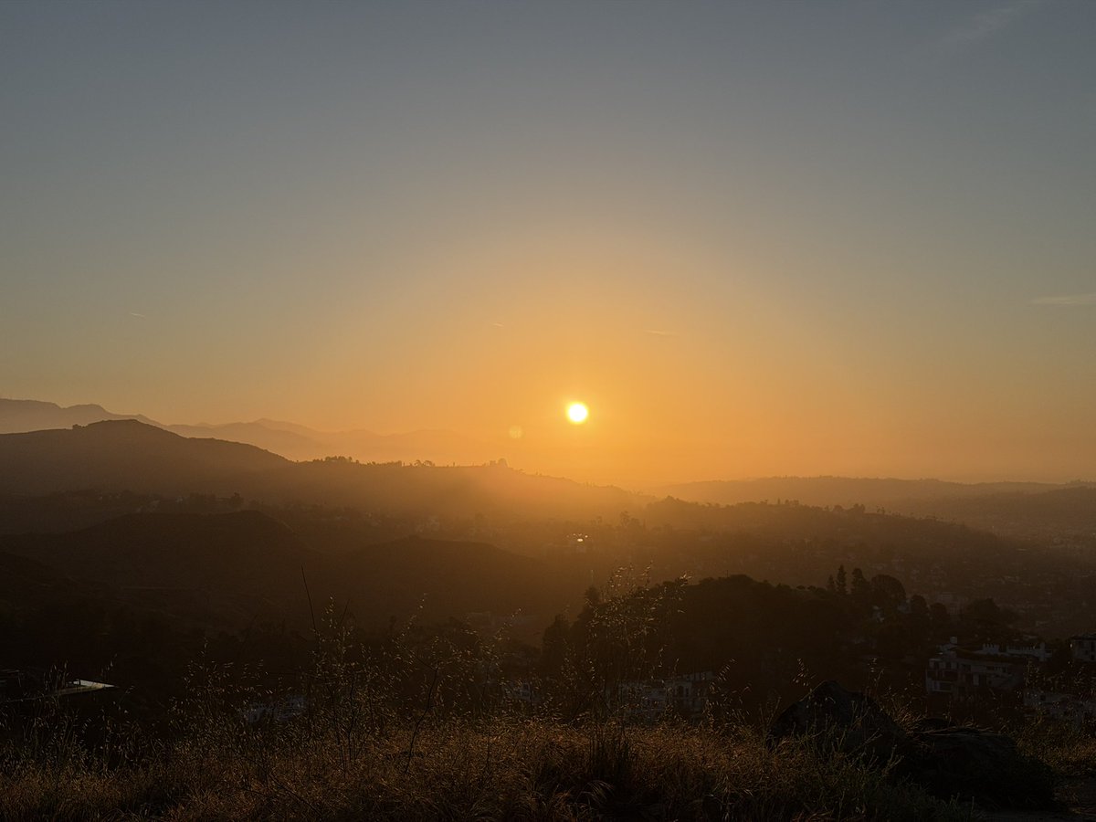 DrMarthaGulati's tweet image. Chasing the sunrise is my favorite way to start the day. 
#morningrun #runyoncanyon #sunrise