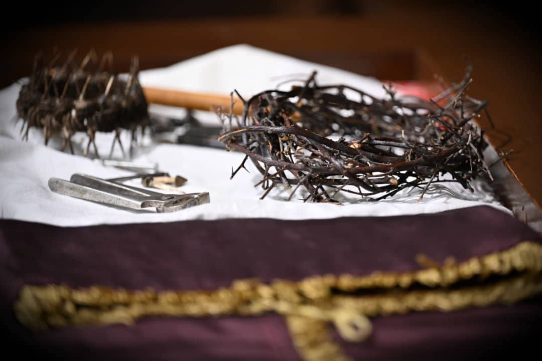 SOSCdOrient's tweet photo. 🇸🇾#Syrie - Le patriarche grec melkite catholique Joseph Absi célèbre le chemin de croix à la cathédrale Notre-Dame de la Dormition à Damas.

#chrétiensdOrient #semainesainte #holyweek #careme #lent #Triduumpascal #vendredisaint #wayofthecross #chemindecroix https://t.co/YDTgEyXGcF