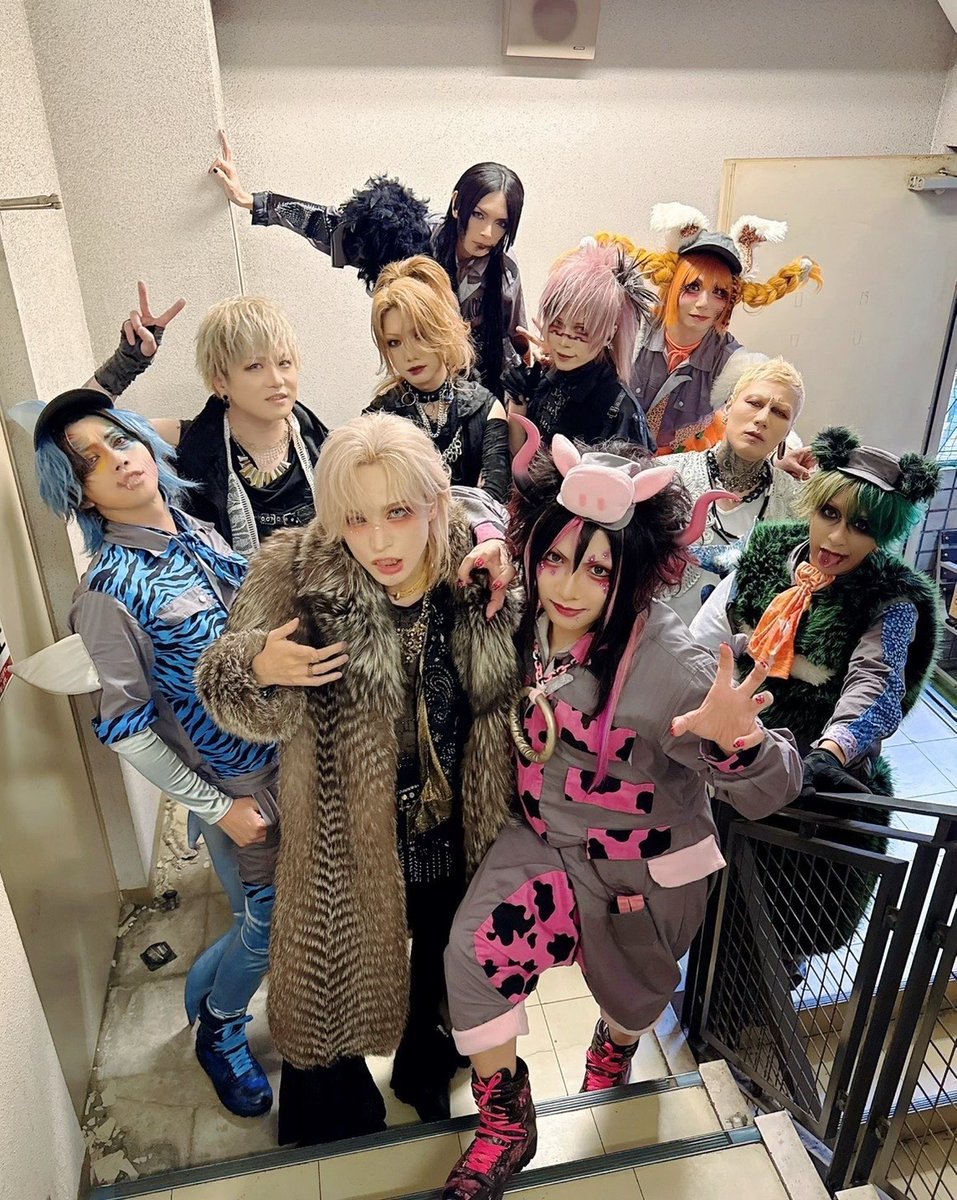 えんそく×RAZOR、大阪初日素晴らしい夜になりました！めちゃくちゃな2