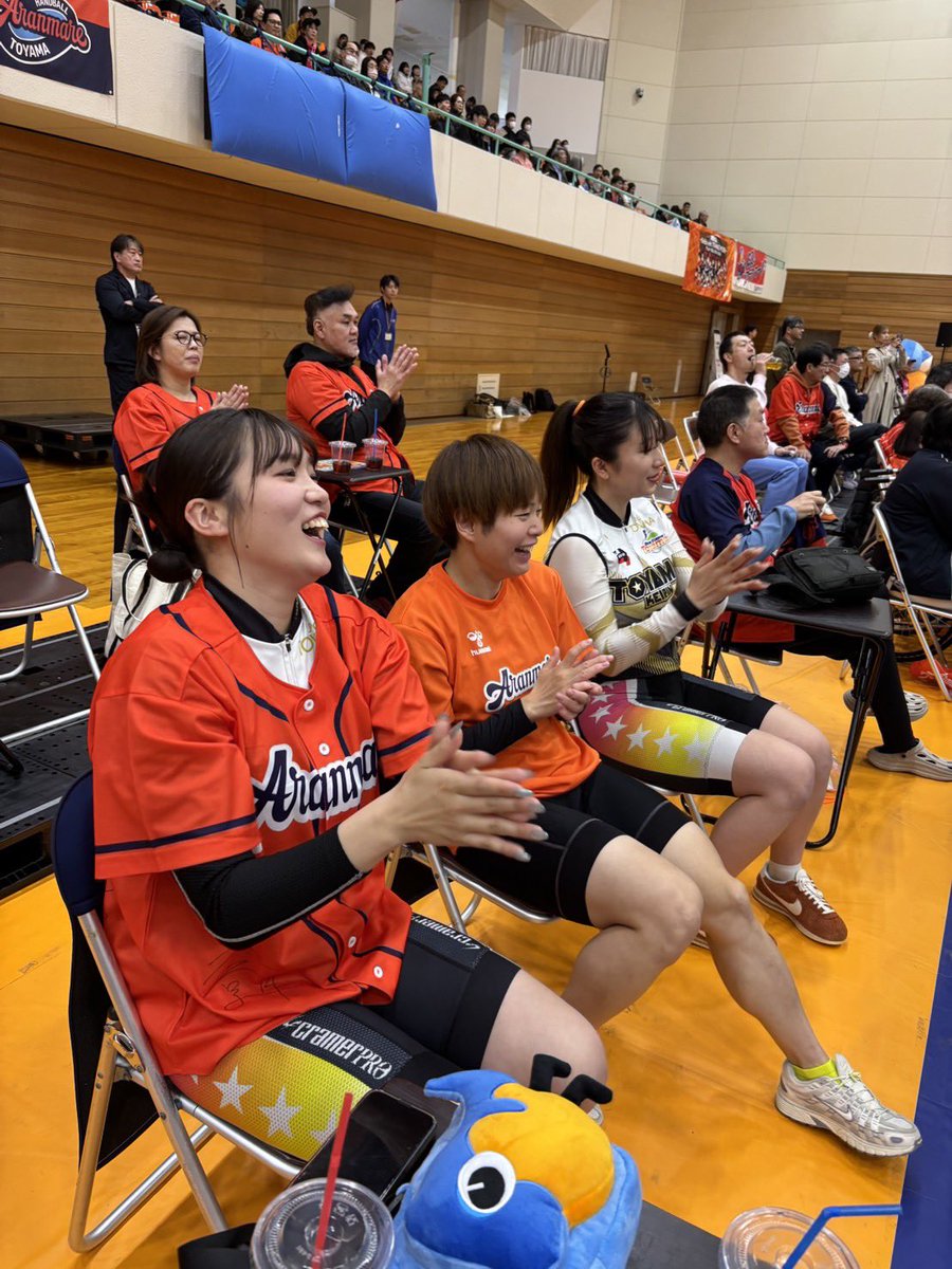 bachiko_0125's tweet photo. アランマーレ富山さんのホームゲームに
おじゃまさせて頂きました🍊
コートから見る客席の景色に圧倒され
立っているだけでもとても緊張しました😳

同じ女性アスリートとして自分たちの
活動を通して多くの人に知ってもらい
もっと盛り上げていきたいです✊

  #富山競輪
 #アランマーレ富山 https://t.co/xVrzFLNUb0