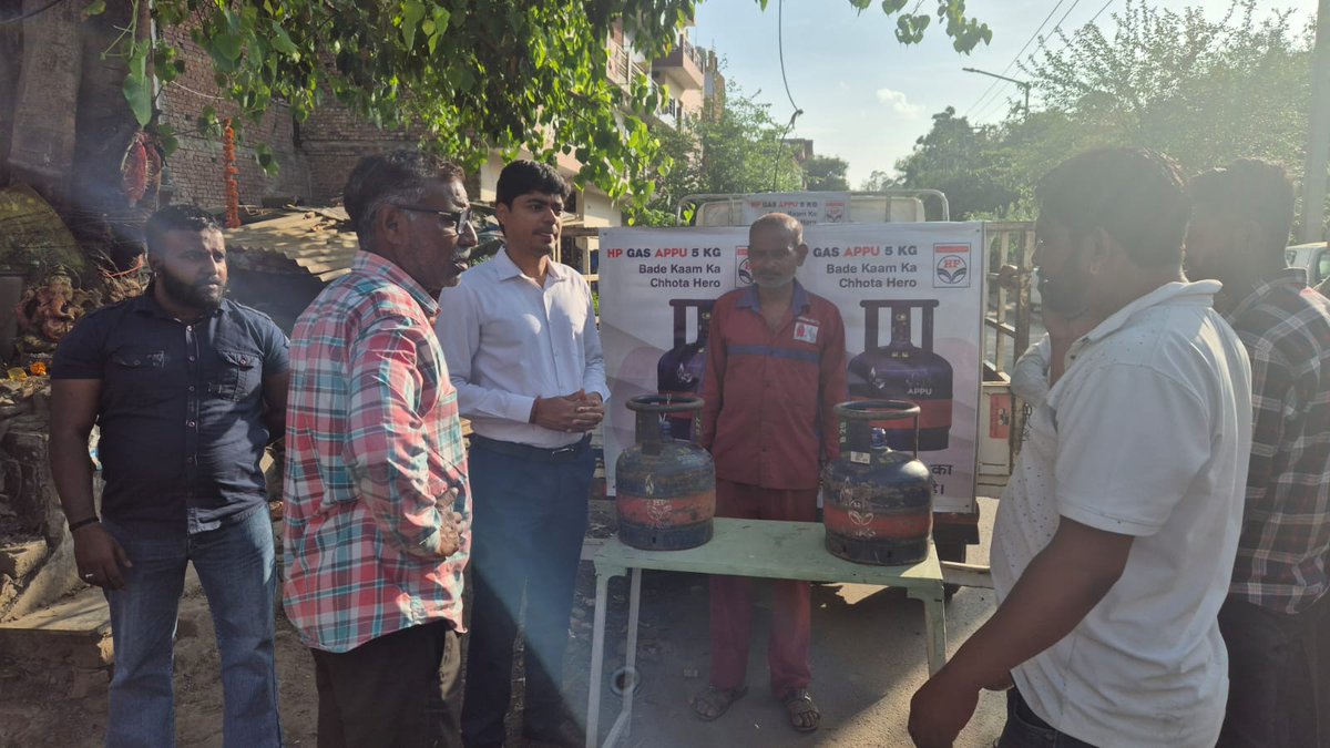 hpclchdlpg's tweet photo. Camp organized by Chandigarh Gas Company, Sector 25 for sale of 5 Kg APPU cylinders to migrant workers.
Visit nearest LPG distributor with valid ID to avail. HPCL is here to support your kitchen needs—no need to leave your workplace due to concerns about LPG availability. @HPCL https://t.co/0w8CHkE8kV