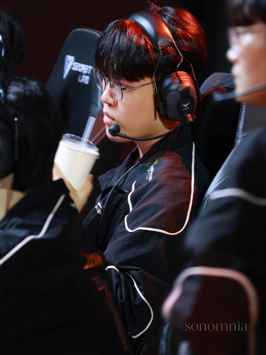 Vislat98's tweet photo. 260404 |  HLE VS T1

🍊다시 마음 다잡고 남은 경기 이기자~

#Gumayusi #구마유시 #이민형 #HLEWIN #ZEKA #제카 https://t.co/qIegcgJ6na