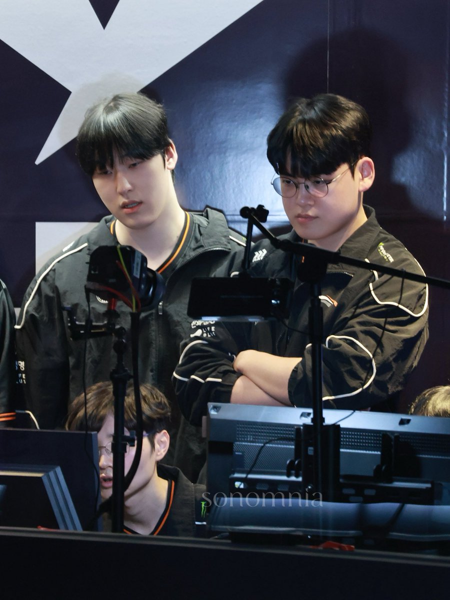 Vislat98's tweet photo. 260404 |  HLE VS T1

🍊다시 마음 다잡고 남은 경기 이기자~

#Gumayusi #구마유시 #이민형 #HLEWIN #ZEKA #제카 https://t.co/qIegcgJ6na