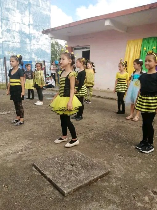 ¡Feliz 4 de abril! Hoy conmemoramos una fecha especial que resalta la energía y el entusiasmo de nuestros jóvenes y pioneros. La Dirección General de Educación les felicita por su dedicación,entrega y esfuerzo. 
@4DeAbril <a href="/OPJM/">Jen Maloney</a> @UJC <a href="/CubaMined/">MINED</a> @dgemquemado <a href="/dpevillaclara/">DGEP Villa Clara</a>