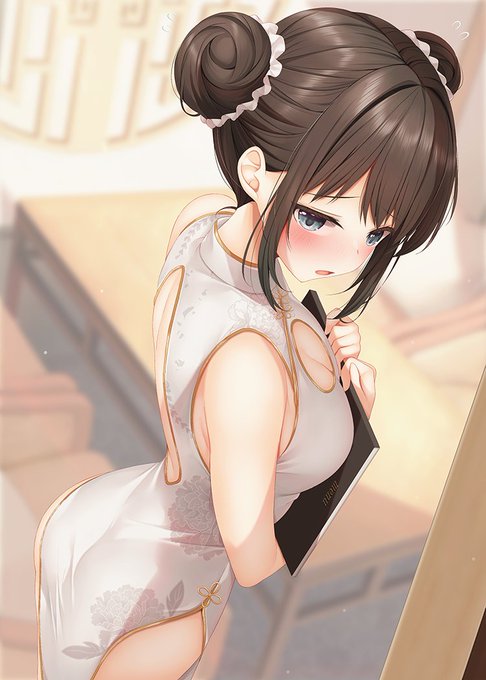 バイト先の制服が思ったより…で視線が気になってしまう内気な新人のバイトの子
『あ…あの…いらっしゃいませ💦』 