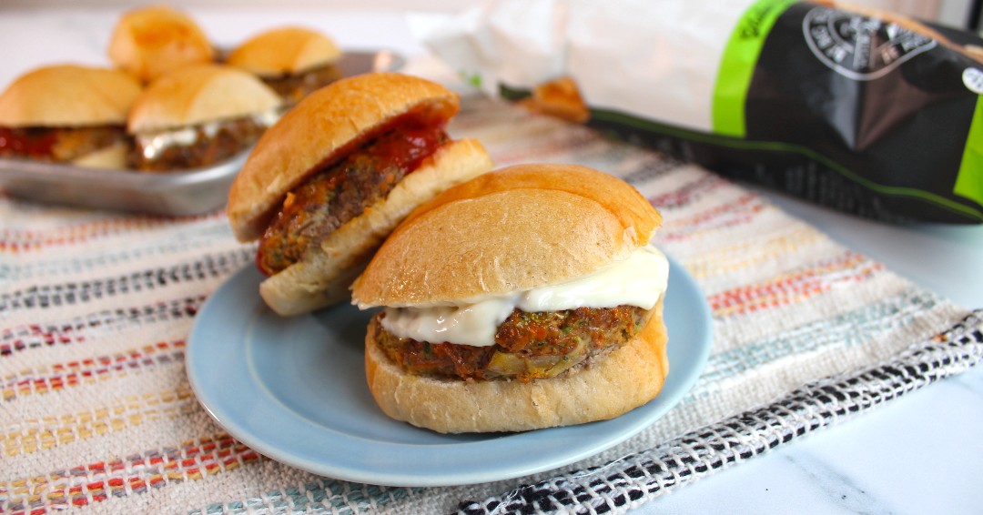 sr_smallbatch's tweet photo. Finger foods for the win!

Check out our Veggie Hamburger Sliders with the added crunch - Southern Recipe Small Batch Spicy Dill pork rinds. 👏
DM us for the full recipe! https://t.co/BzIHArO0vs