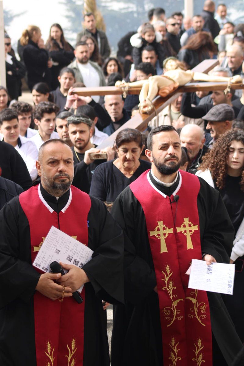 SOSCdOrient's tweet photo. 🇱🇧#Liban - A #Qlayaa, village du Sud-Liban, les chrétiens ont commémoré avec le père Antonios Farah la douloureuse Passion du Christ, son chemin de croix et son ensevelissement à l'église Saint-Georges.

#chrétiensdOrient #semainesainte #holyweek #careme #lent #Triduumpascal #vendredisaint #wayofthecross #chemindecroix