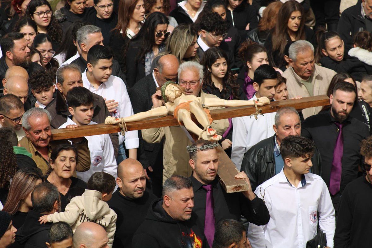 SOSCdOrient's tweet photo. 🇱🇧#Liban - A #Qlayaa, village du Sud-Liban, les chrétiens ont commémoré avec le père Antonios Farah la douloureuse Passion du Christ, son chemin de croix et son ensevelissement à l'église Saint-Georges.

#chrétiensdOrient #semainesainte #holyweek #careme #lent #Triduumpascal #vendredisaint #wayofthecross #chemindecroix