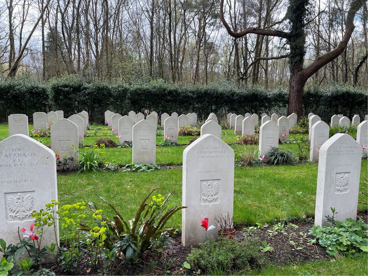 PhilBuxton2's tweet photo. @WW2girl1944 

I am sure you have been but visited the Brookwood Military Cemetery today.  Some photos of the Polish section for you.

It's amazing to see some many different nationalities resting in peace together, especially in comparison today's world https://t.co/05oERT8rl5