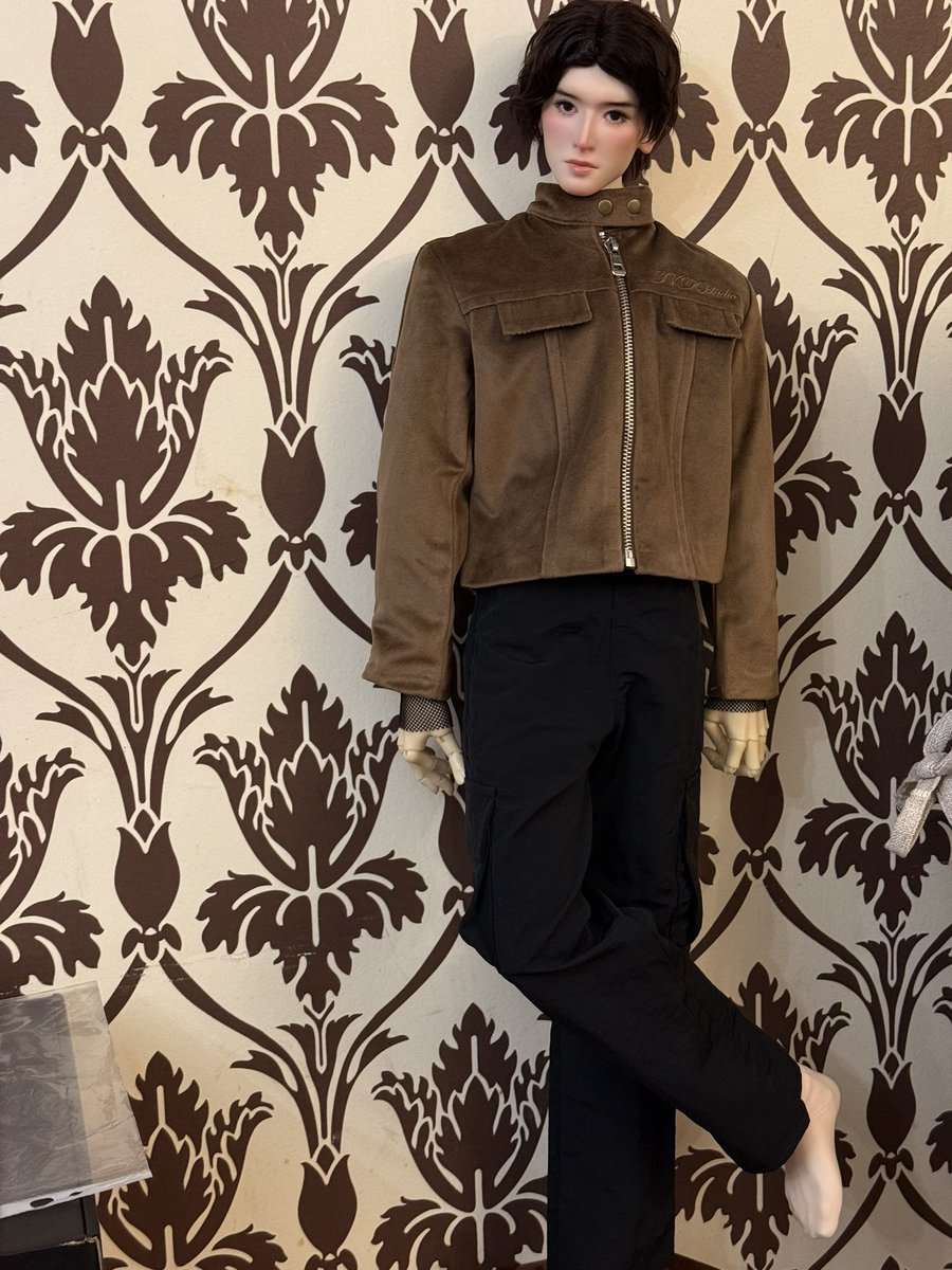 棕色仿麂皮夹克，我和老婆都有，找不到人帮我拍合影