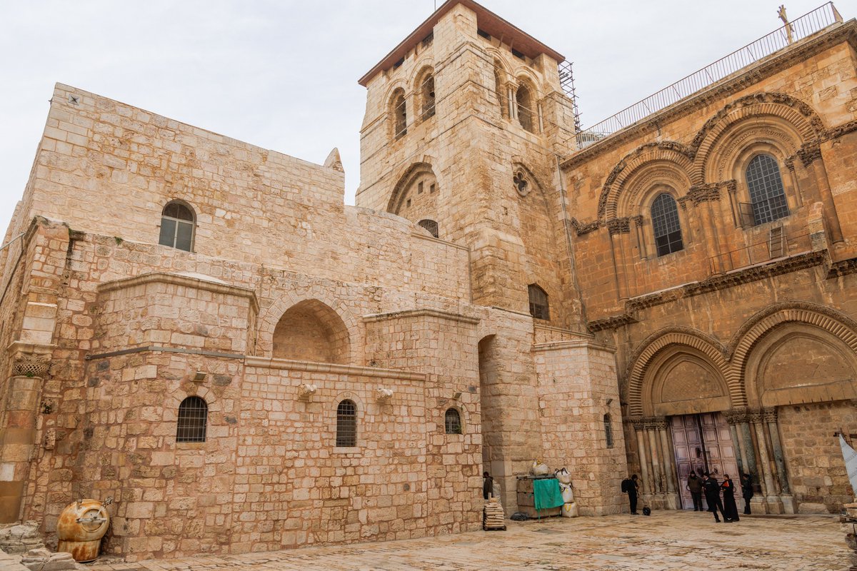 SOSCdOrient's tweet photo. #TerreSainte - Le Vendredi saint, Sa Béatitude le Cardinal Pizzaballa, Patriarche latin de Jérusalem, a célébré l'office de la Passion du Christ et de la Croix à la basilique du Saint-Sépulcre.

#chrétiensdOrient #semainesainte #holyweek #careme #lent #Triduumpascal #vendredisaint #wayofthecross #chemindecroix #jérusalem