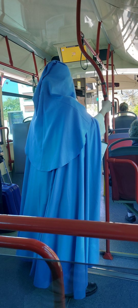 Vosotros esto lo veis normal? Pregunto #SemanaSantaSevilla #SabadoSanto