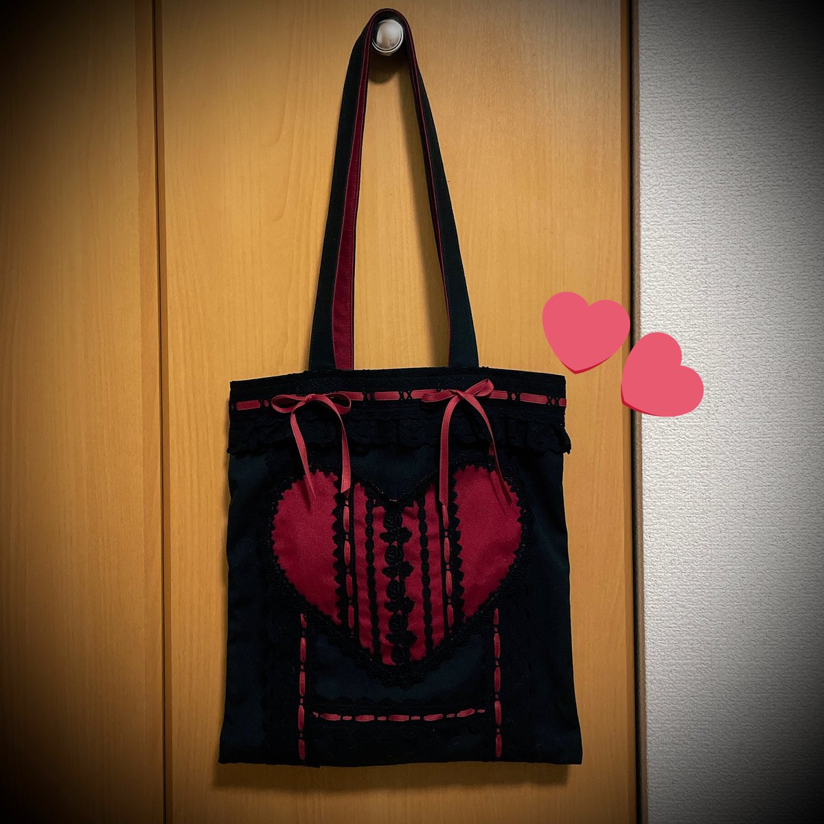 ハートポケットのトートバッグ♥️
GLM前日に届きまして嬉しくなって一緒に参戦しました🥰💕
持ち手の裏地が紅くネックコルセットとお揃い♥️すきすき🖤♥️