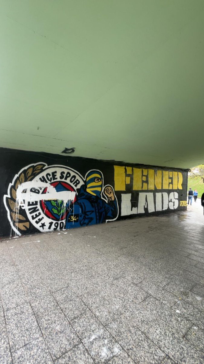 Bununla övünecek kadar aciz, size yol yordam göstermeyenler kadar karaktersizsiniz. 

Türk Tribünlerinin utanç kaynakları sizi.