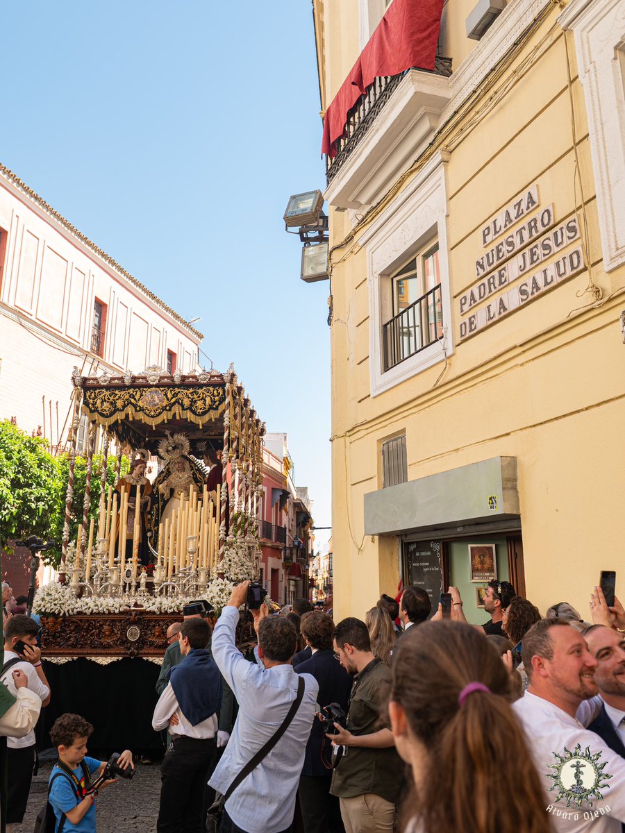hdaddelsol's tweet photo. 🟢⚪️  Nos encontramos en la Plaza de Nuestro Padre Jesús de la Salud donde realizamos un saludo a la querida @hermandaddelacandelaria

📸 @fdelrioph @alvaroo_fotos 

#SabadoSantoSol
#SSantaSevilla26
#SabadodeSol https://t.co/2SObyEP9YM