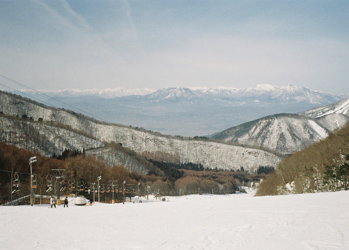 Suggybro's tweet image. Snowy Mountains on 35mm film 🎞️
Cam: OLYMPUS TRIP35

#film #kodak #fujifilm