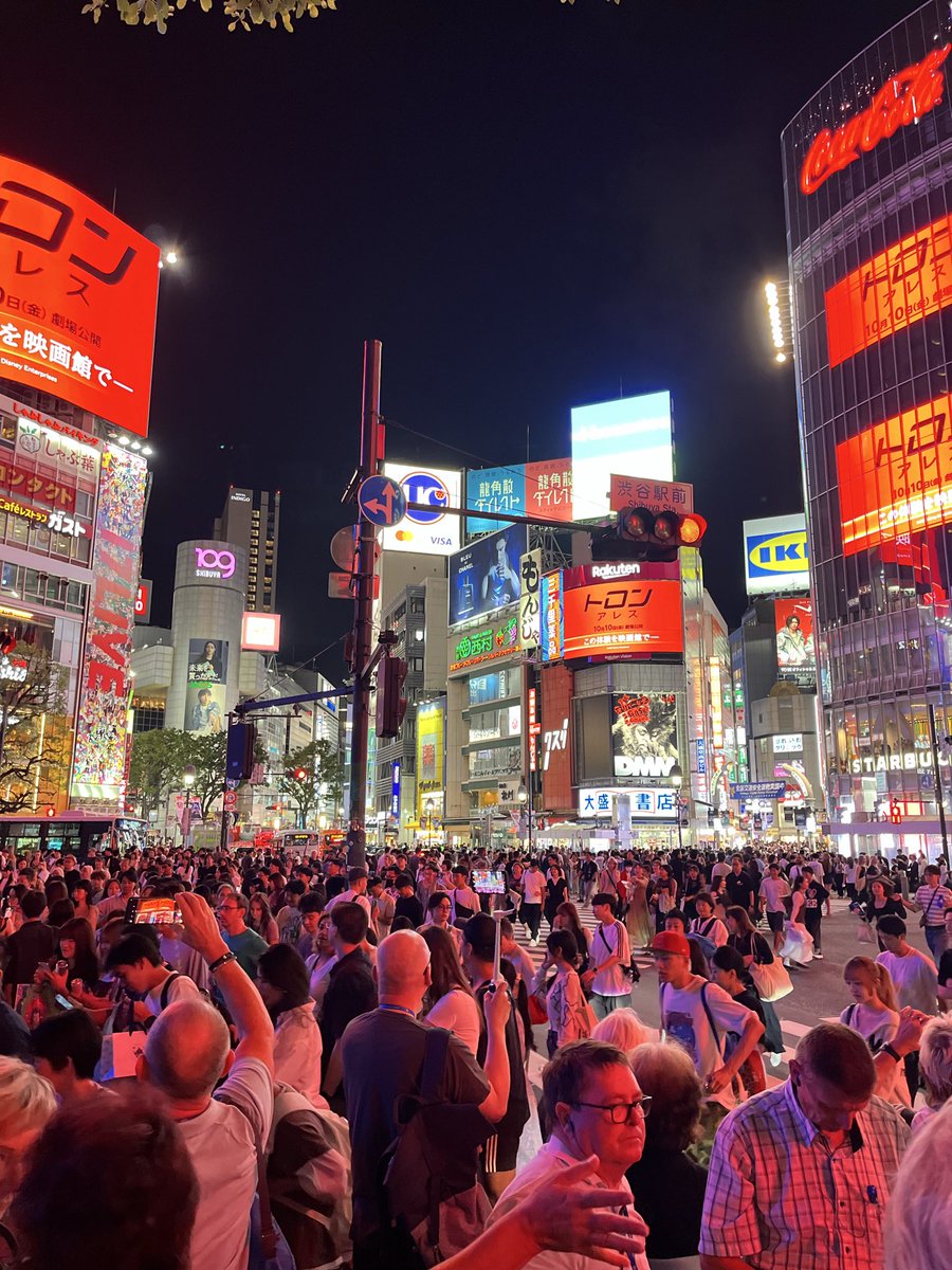 chris.lv tweet media