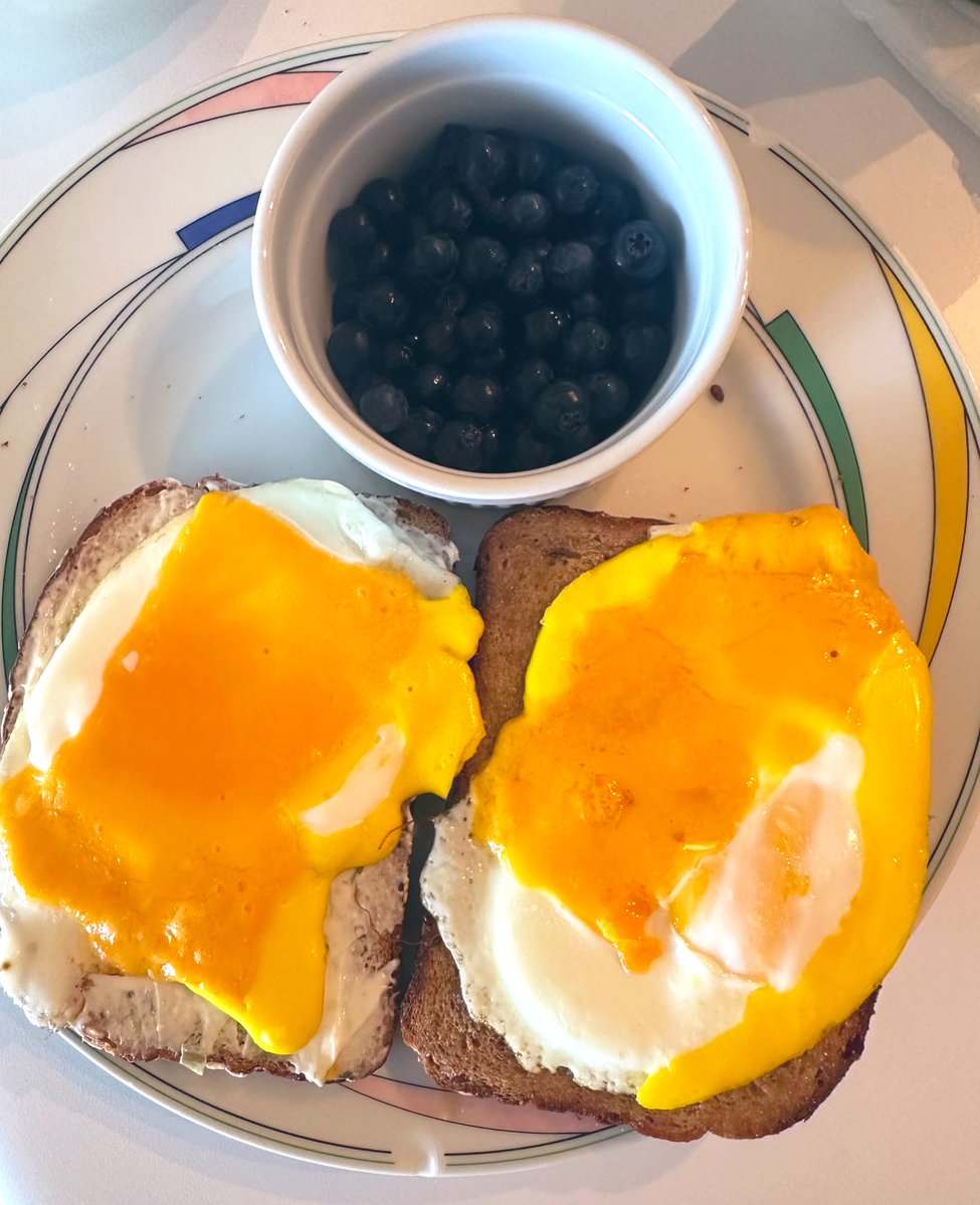 free_style_chef's tweet image. Today’s attempts at scallion cream cheese, fried egg, and melted cheddar whole wheat toast turned out aesthetically better. There’s also blueberries. 

Saturday brunch is on! 

#breakfast #brekkie #fruits #cheese