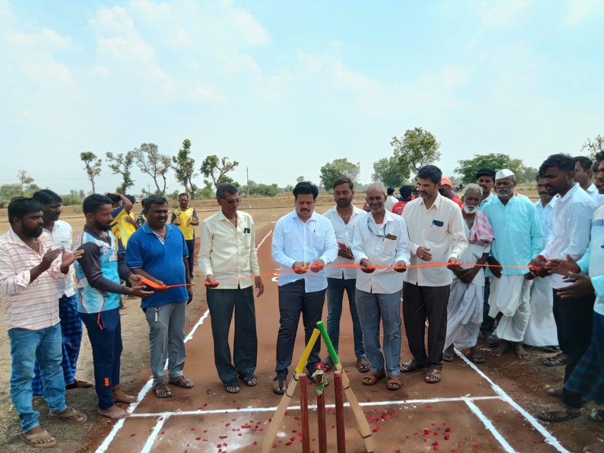 UmeshChannupat3's tweet photo. 🏏 #ಕ್ರಿಕೆಟ್_ಪ್ರೀಮಿಯರ್_ಲೀಗ್_ಉದ್ಘಾಟನೆ* 🏏

ಇಂದು ರೋಣ ತಾಲ್ಲೂಕಿನ #ಚಿಕ್ಕಮಣ್ಣೂರು ಗ್ರಾಮದಲ್ಲಿ ನಡೆದ ಸಿಪಿಲ್-ಚಿಕ್ಕಮಣ್ಣೂರು #ಕ್ರಿಕೆಟ್_ಪ್ರೀಮಿಯರ್_ಲೀಗ್_ಉದ್ಘಾಟನೆ ಮಾಡಿ ಮಾತನಾಡಿದೆ...🏆#CricketLeague
 #YouthPower
 #Chikkamannur
 #ChannuPatilFoundation https://t.co/fRiVTWmQnf