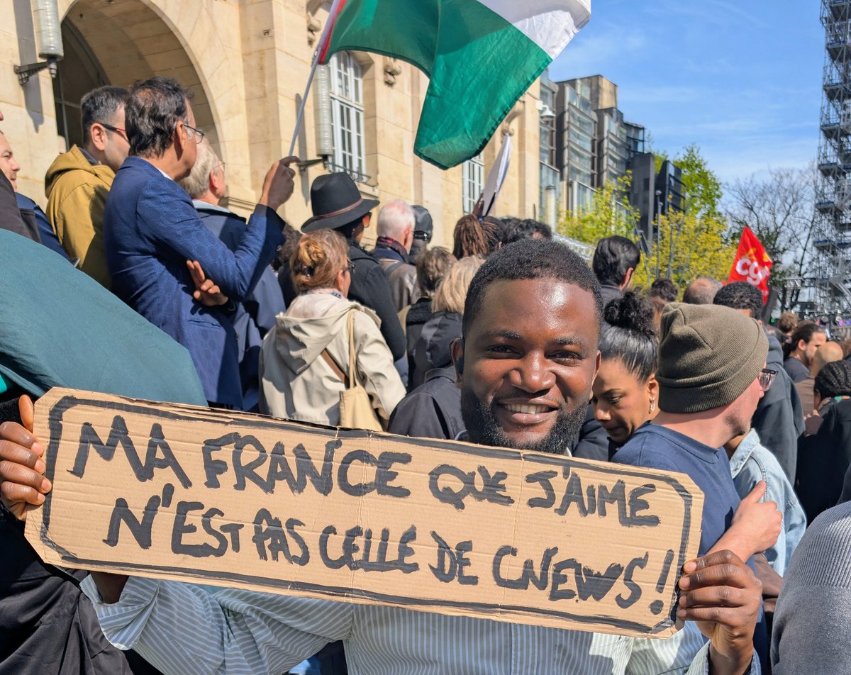 Saymonkaplay's tweet photo. Au parvis de l’Hôtel de Ville de #SaintDenis pour rappeler au Maire  @BallyBagayoko qu il n’est jamais seul. Son visage et sa parole portent notre idéal. Face à l'obscurantisme et au racisme, nous opposons la beauté d’une France riche de toutes ses nuances! #LutteContreLeRacisme https://t.co/LeQbTPFEOS