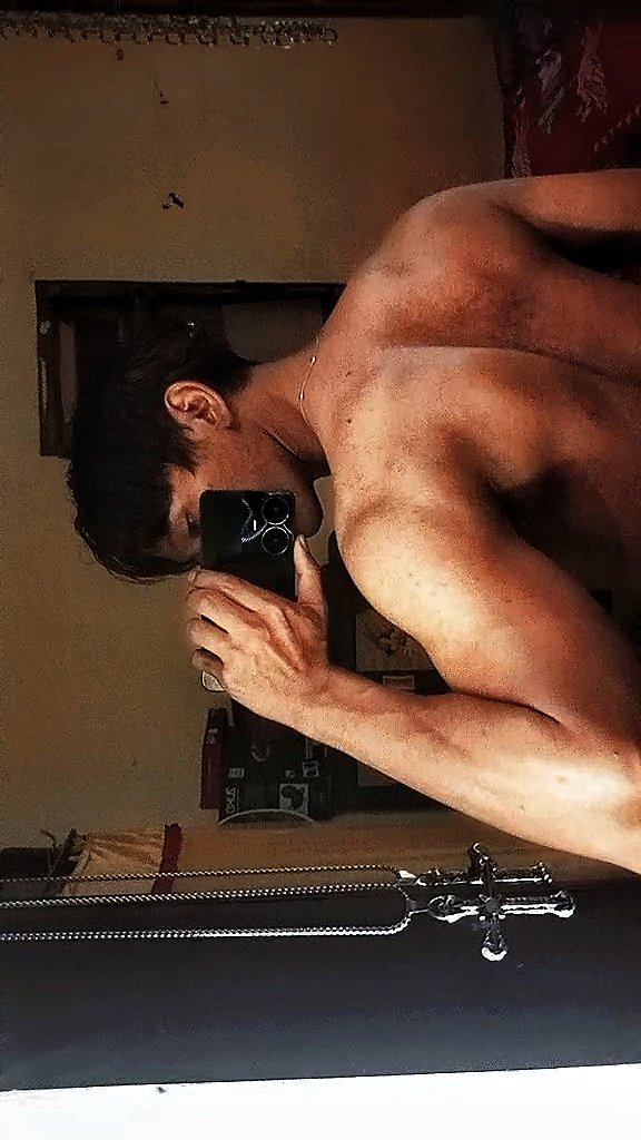 Theapple tweet media