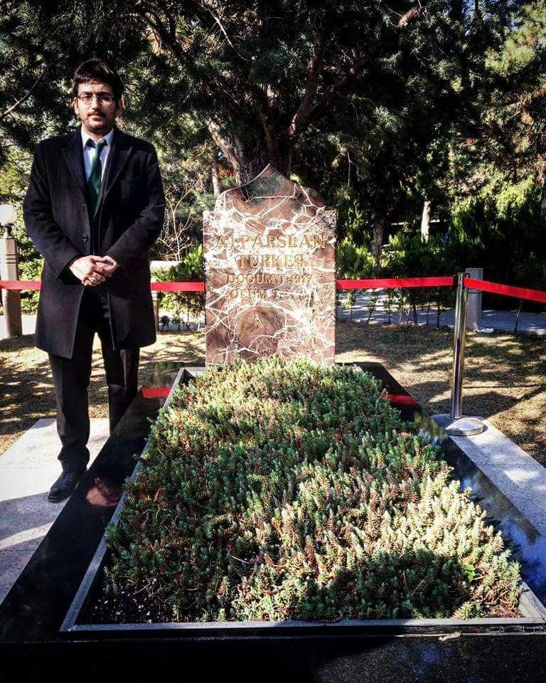 Seni özlüyor,arıyor ve öğretilerinden uzak bir nesil kaldığı için derin üzüntü duyuyorum vefatının 29. Seneidevriyesinde rahmetle anıyorum  Başbuğum..
#AlparslanTürkeş