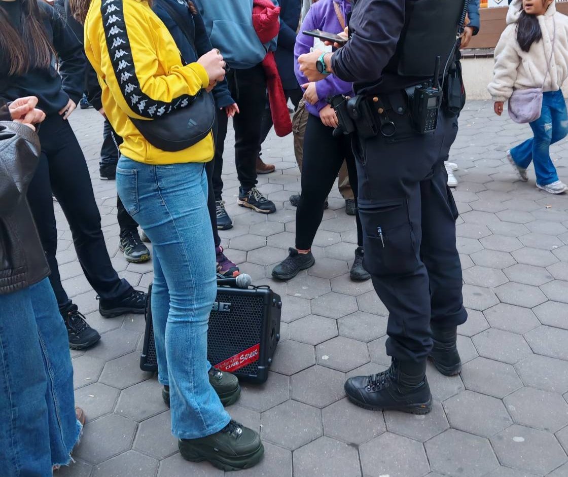 Itaia_Lizarrld's tweet photo. Atzoko erailketa matxista salatzeko propaganda kentzen eta jendea mehatxatzen aritu da polizia. Gainera, kontzentrazioa deitzeagatik militante bat identifikatua izan da. https://t.co/IjFVHEOWRh